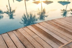 טיפוח אריחי דק - טיפים לשמירה על דק מסביב לבריכה במצב מצוין