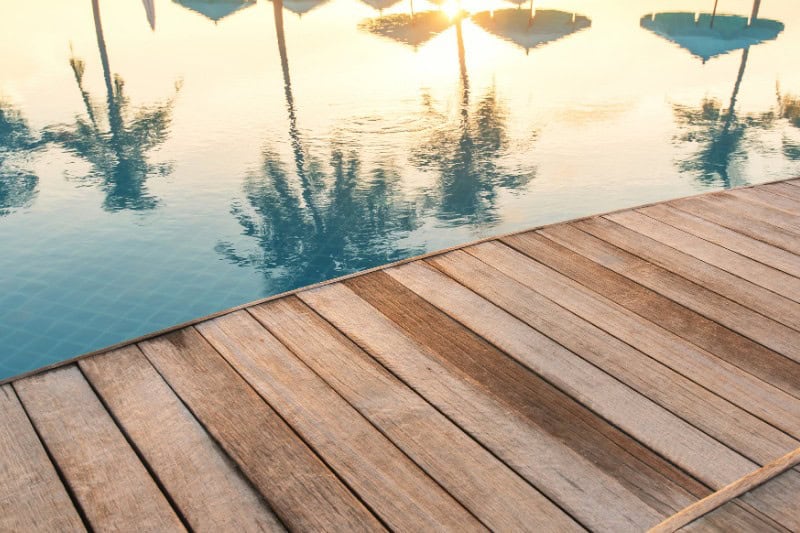 טיפוח אריחי דק - טיפים לשמירה על דק מסביב לבריכה במצב מצוין